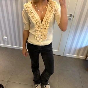 Tröja - Jättefin gul finstickad t-shirt med fina detaljer. Så skön och jättefint skick! Säljer då den inte används längre. Storlek 4, vilket motsvarar ungefär S. Skriv vid frågor eller fler bilder!🥰