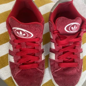 Campus - Röda adidas skor i campus. Ganska bra skick men lite ofärgade på vissa ställen. Bra pris💘