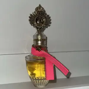 ”Couture couture” parfymen original juicy couture parfym i 50ml. Säljer då doften inte passar för just mig. God doft men jag vill ha väldigt söta parfymer då denna är mer ”vuxen” i doften. Den är knappt använd. Lådan kommer med 