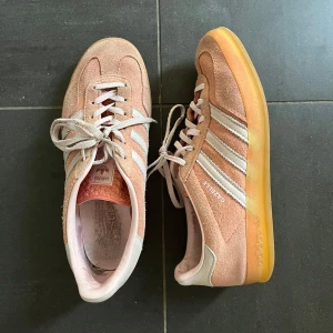Adidas Gazelle  - Jättefina adidas skor i en unik färg!💖🙏🏼 I använt skick men inga synliga defekter