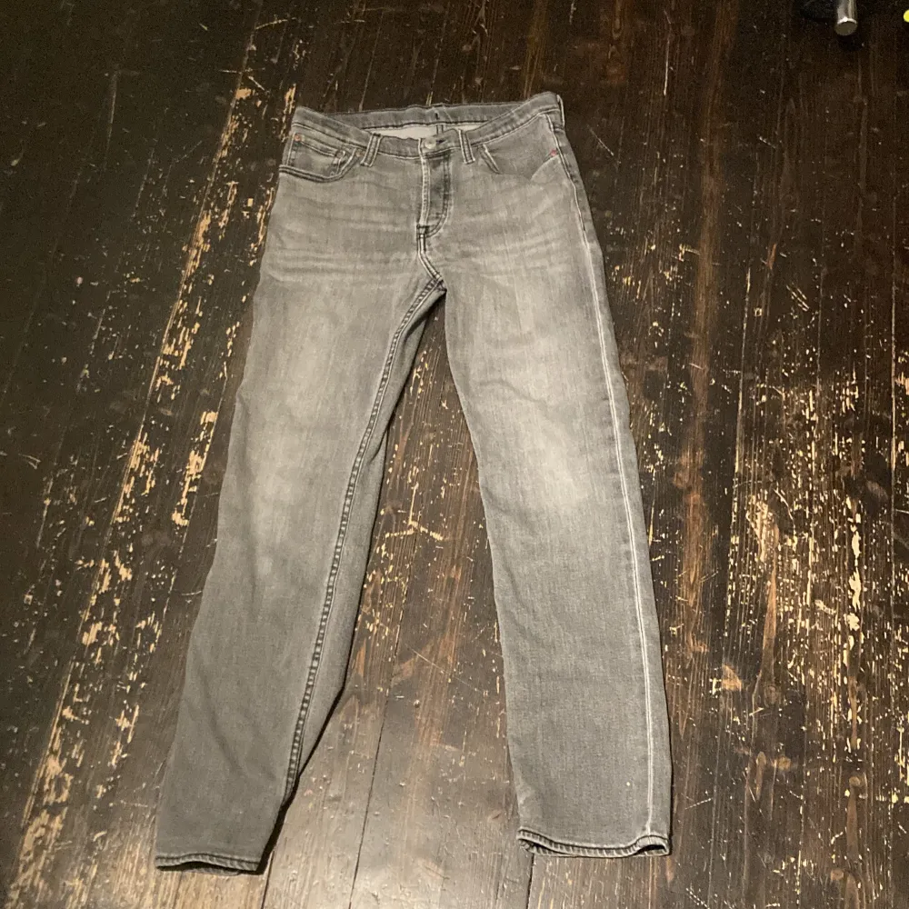 Ett par gråa Levis jeans som är sköna och fina, dem är lite slitna men användbara, ny pris: 800kr -köpt på NK. Jeans & Byxor.