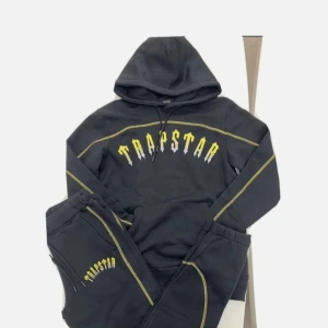 Trapstar dress (black n yellow) - Tjo folket, säljer min fina trapstar dress som köptes ett halvt år sen, väldigt fint dress men säljer den pgd av den är litet för mig:(