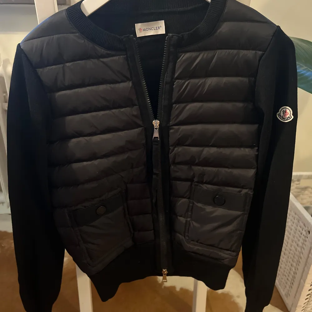 Säljer min svarta moncler cardigan som är i väldigt bra skick! Den är i storlek L men passar mig som brukar ha M🩷kan tänka mig att sänka priset lite vid snabb affär!!skriv för frågor💕. Jackor.