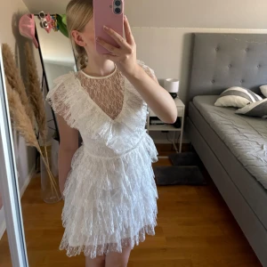 Studentklänning spets - Säljer min studentklänning i spets från bubbleroom, använde den endast på frukosten och mottagningen✨Ser lite annorlunda ut än den på hemsidan då jag köpte den första modellen(lite annorlunda mönster, men fler knappar i ryggen)✨Nypris 999kr✨