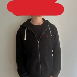 Ralph Lauren Zip - Ralph Lauren Zip Hoodie, modellen är 183 och väger 68. Skriv vid funderingar