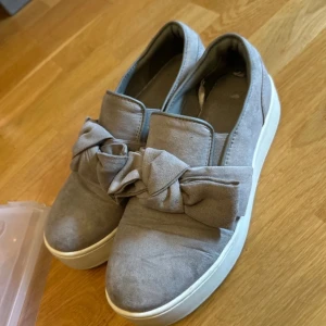 Skor 🥿  - Jätte fina, fin skor som passar till allt, säljer då det ej kommer till användning 