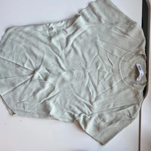 T-shirt  - Schysst tröja från Zara. Super nice material! Har en liten defekt (se sista bilden) men annars felfri! 