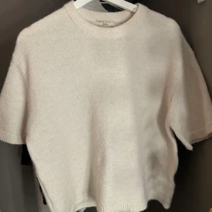 Stickad t-shirt  - Säljer denna fina stickade t-shirt ifrån Gina tricot, endast använd 1 gång! 