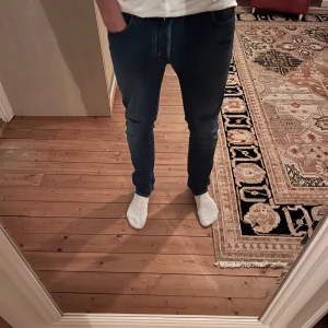 Jacob Cohen 34 - Säljer nu dessa snygga Jacob Cohen byxorna med snygga slitningar. Storlek 34. Passar dig som är runt 190. Skick 8/10, bara att skriva vid minsta fundering!