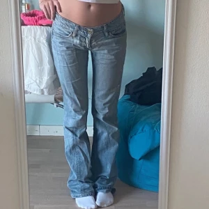 Lågmidjade Jeans - Säljer mina så så fina lågmidjade jeans från levis då de tyvärr är försmå runt låren! Passar bra på mig som är 179 men passar även folk runt 170💗 Storleken är 30/34. Har ett hål vid sidan av midjan men är enkelt att sy och är uppsprätta därav priset!