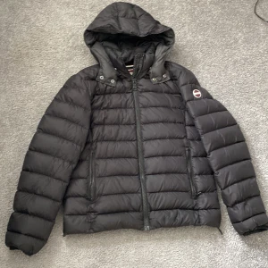 Colmar Vinterjacka - Tjena, säljer en jätte snygg Colmar jacka som är i ett väldigt bra skick, den har ett jätte litet håll vid armen som du kan se på sista bilden, pris ej hugget i sten