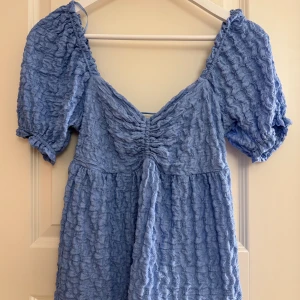 Blå topp med lite puffärmar - Svin söt men tyvärr förstor 