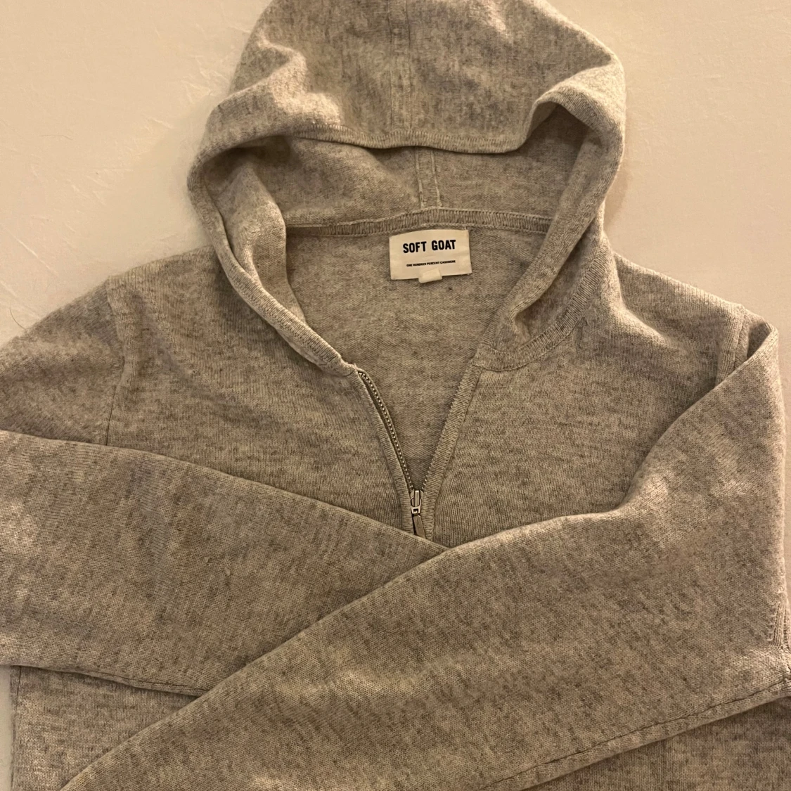Grå hoodie från Soft Goat - 90