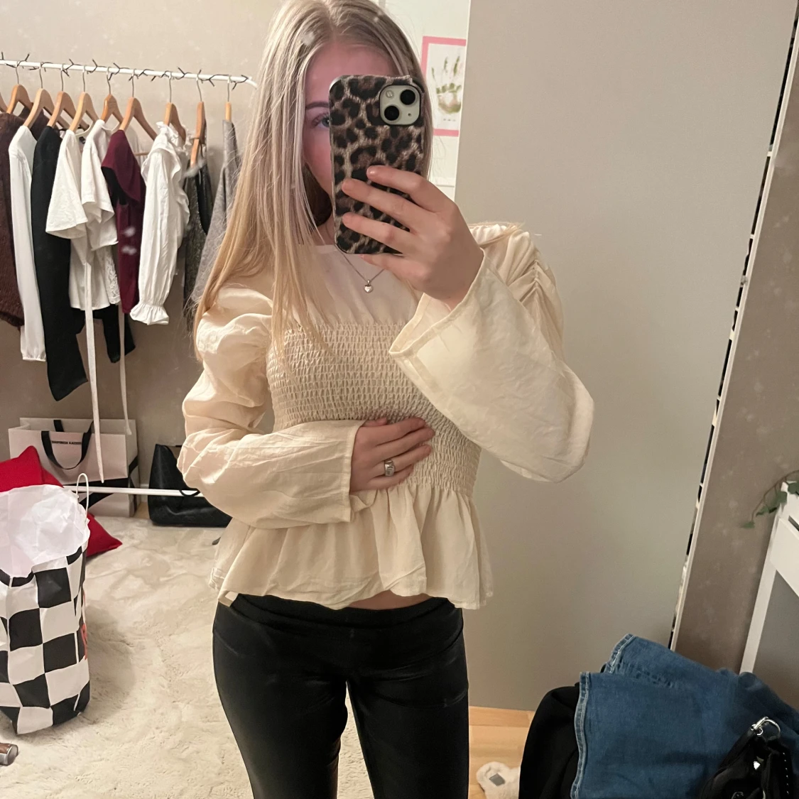 Beige blus från Gina Tricot