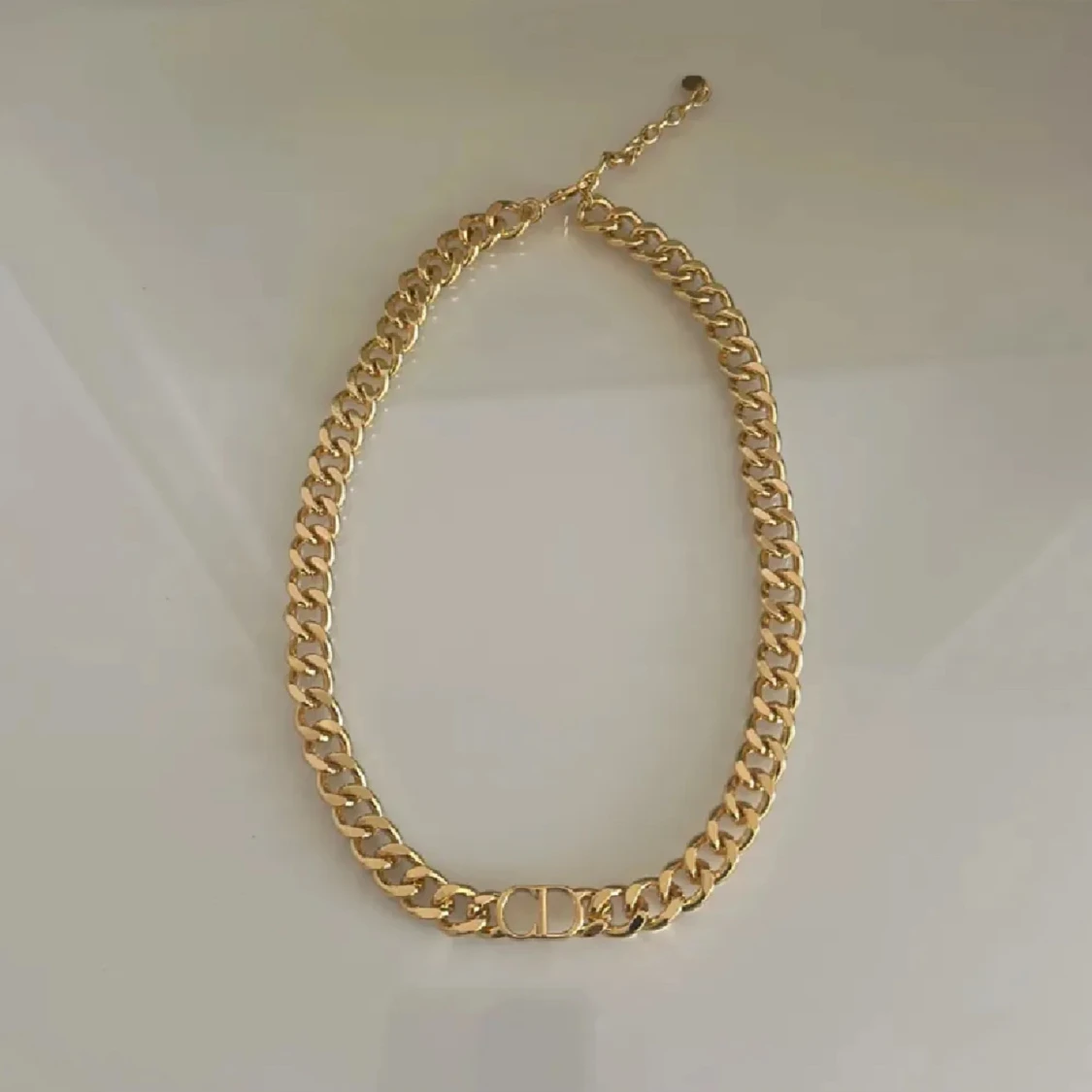 Guldhalsband med kedjedesign