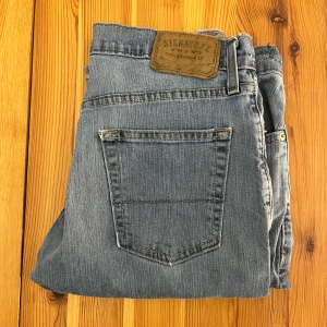 Blå Levis signature jeans - Ett par snygga ljusblåa levis signature jeans i rak passform och storlek W30L30.