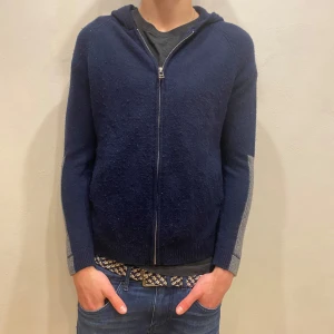 Zadig & Voltaire Zip Hoodie - Hej! Säljer nu min hoodie från märket Zadig&Voltaire, storlek S, bra skick modellen är 184cm och väger 70kg . Tveka inte på att höra av dig om du har frågor eller funderingar kring jackan!