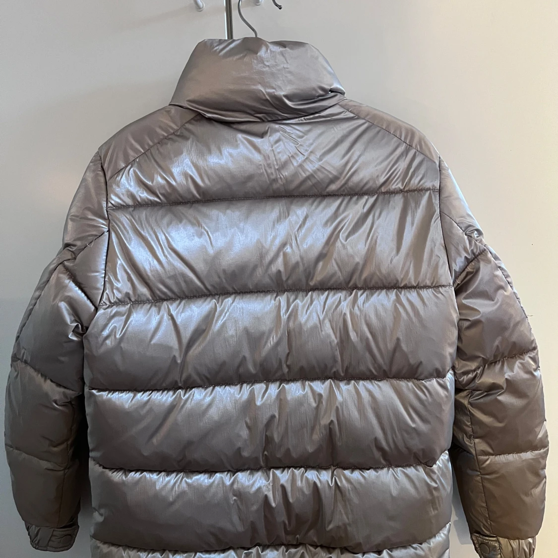 Silverfärgad pufferjacka från MNG - 90