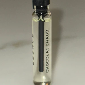 Essnce sample "Chocolat chaud"  - HELT oöppnat sample av Essnce parfym "Chocolat chaud". En varm gourmand doft, som en kopp varm choklad. 