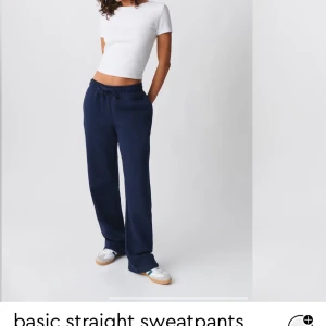 Mjukisbxor gina tricot - Säljer mina mörkblå mjukisbyxor från gina i storlek XS. Knappt använda❤️