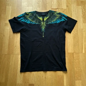 Svart Marcelo Burlon T-shirt - Snygg Marcelo Burlon T-shirt storlek L men kan passa M fast lite over sized. Riktigt snygg färg och pris kan diskuteras