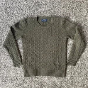 Ralph lauren Kashmir kabelstickad - Ralph lauren kabelstickad tröja i riktigt fin färg och Kashmir, samt perfekt skick. Skriv för fler frågor priser kan alltid diskuteras! Storlek L ungdom passar xs