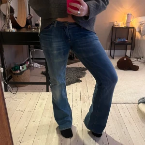 Lågmidjade jeans - Supersnygga utsvängda jeans med låg midja från Fornarina som tyvärr inte kommer till användning!❤️‍🔥