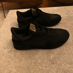 Valetino rockrunners - Hel svarta valentino rockrunners perfekt nu för vintern⚫️| Skick-7/10| DEFEKTER KAN SES PÅ BILD 3,4,5| PRISET ÄR HUGGET I STEN| Inget og tillkommer| Hör av er vid fler funderingar ☁️