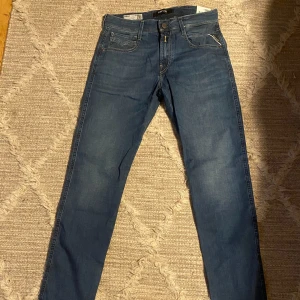 Replay Anbass  - Snygga jeans från replay i modellen anbass, de sitter slim, jeansen är helt nya. Nypris ~ 1500. Säljer pga att det inte är min stil. Skriv gärna över frågor och funderingar. Priset kan diskuteras. 