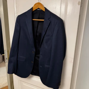 Dressmann Kavaj - Marinblå Dressmann kavaj, bra skick.