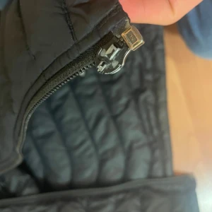 Svart quiltad jacka med dragkedja - Väldigt dåligt skick