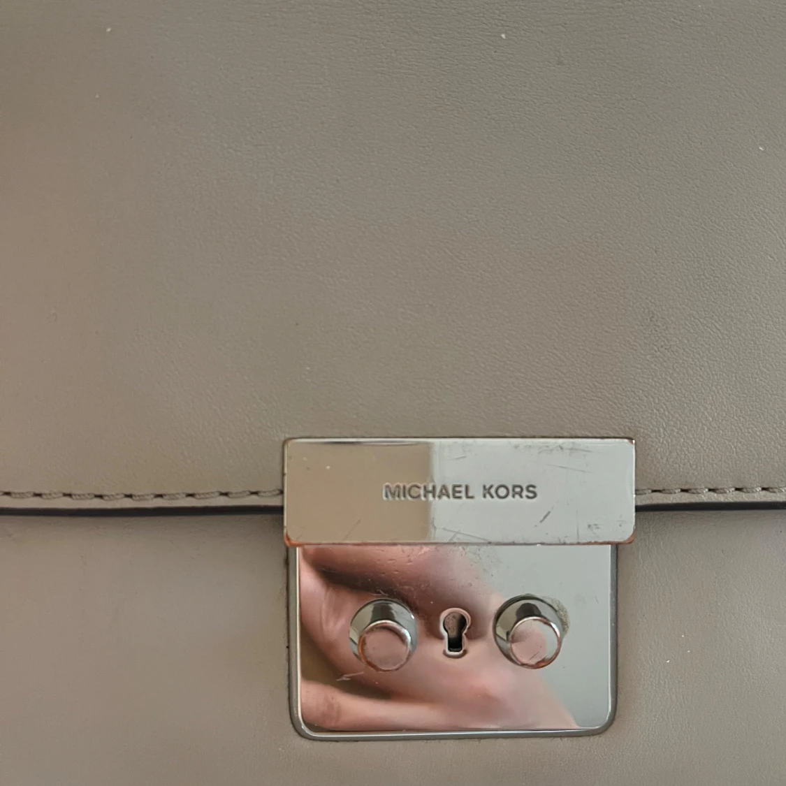 Beige axelväska från Michael Kors - 92