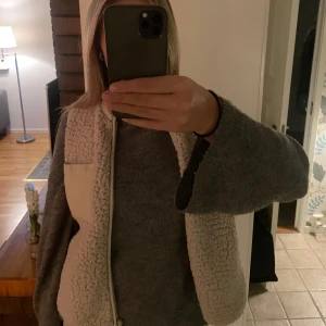 Teddy väst - Jätte fin Teddy väst från only i jätte bra skick. Storlek L men mer som M💕 pris går att diskutera vid snabb affär