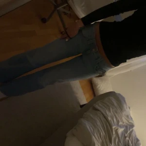 Blå bootcut jeans - Snygga blå bootcut jeans med en klassisk look. Perfekta för en avslappnad stil. De har låg midja, supersnygga 