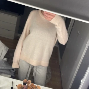 Stickad tröja  - Mysig ljusrosa stickad tröja från Bik Bok i storlek XS men lite stor i storleken så passar S-M också. 🩷