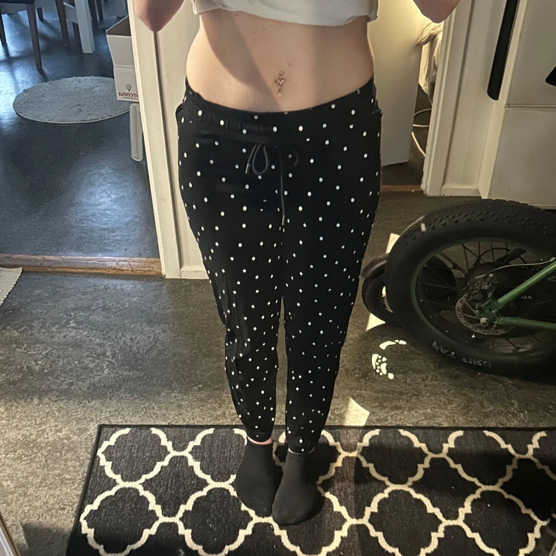 Svarta prickiga mjukisbyxor - 92