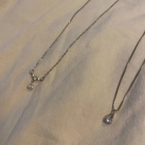 2st silver rostfria halsband  - Vänstra är 47cm, högra är 46cm🌸 Super söta🧸  Som man ser på sista bilden är vänstra lite missfärgat om man kollar BAKIFRÅN