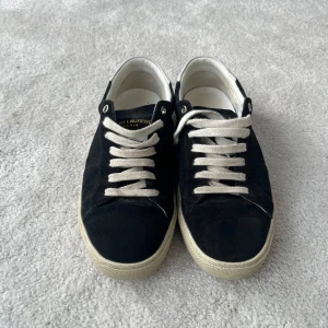 Saint laurent skor - Svarta snygga Saint laurent sneakers | Som nya i skick 9/10 | Nypris 6000kr | Trendig & eftertraktad modell | Storlek 41, passar även 42 | Självklart äkta | Skriv vid frågor! 