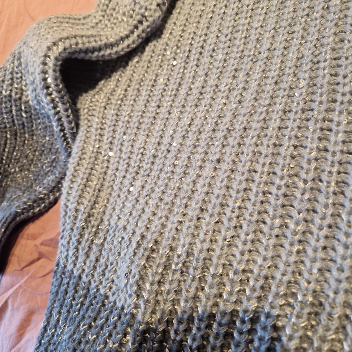 Glittrig stickad tröja i grå och beige - 92