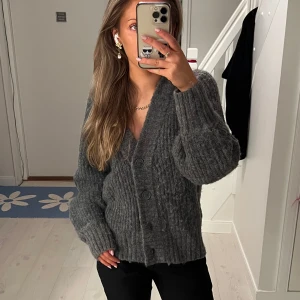 Grå stickad kofta - Grå stickad kofta från Gina Tricot med knappar framtill. Pris kan alltid diskuteras❤️