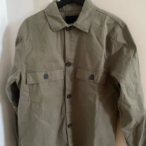 Grön/beige overshirt från Lager 157 - Grön/beige overshirt från Lager 157 i storlek S. Nyskick, prislappen sitter kvar på plagget!