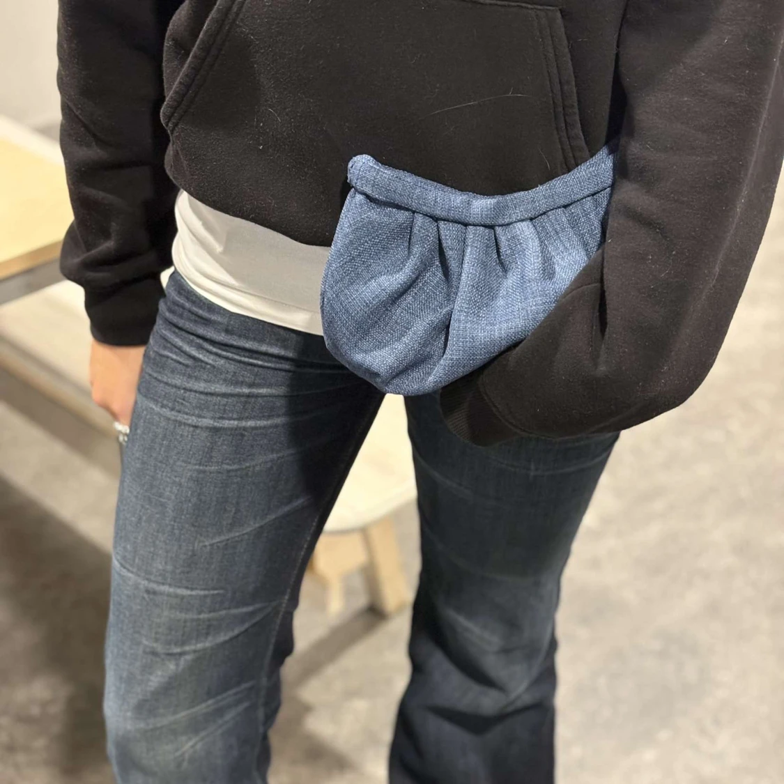 Blå clutchväska i denimtyg  - 90