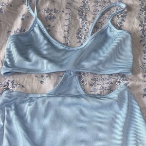 Ljusblå ribbad klänning - Snygg ljusblå klänning från SHEIN i ribbat material. Toppen har smala axelband 