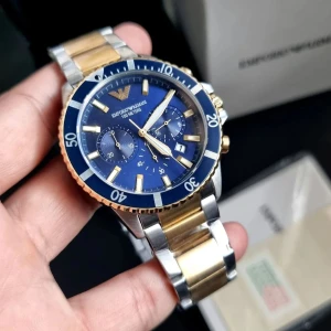 Blå och guld klocka från Emporio Armani Pris kan förhandlas  - Snygg klocka från Emporio Armani. Klockan har en tvåfärgad länkarmband i silver och guld. Klockan levereras med originalbox och papper. Pris diskuteras 