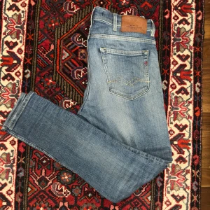 Blå jeans från Replay - Snygga blå jeans från Replay, modell Jondrill. De har en slim passform och klassisk femficksdesign med en knappgylf. Perfekta för en stilren look.