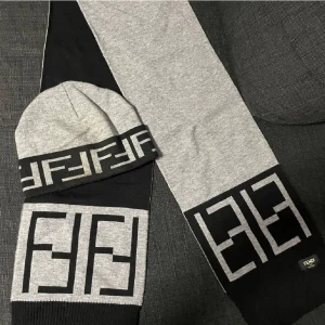 Grå och svart mössa från Fendi - grå och svart Fendi mössa, Halsduk Perfekt för att hålla stilen under kallare dagar. Skicka ett pm👌❄️