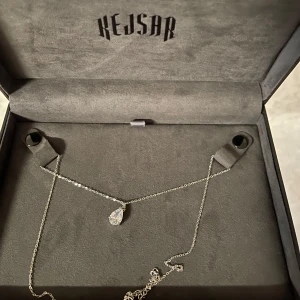 Diamanthalsband från kejsar - Helt nytt silverhalsband med diamanthänge, inköpt från kejsar. Halsbandet är 45 cm långt (plus 5 extra cm). Kejsar smyckeskrin tillkommer. Kontakta mig vid frågor!