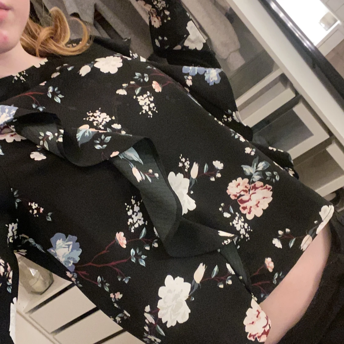 Svart blommig blus med volangdetaljer