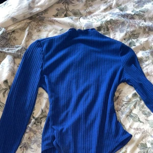 Blå ribbad långärmad topp - Snygg blå ribbad body med långa ärmar. 💕