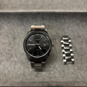 Klocka Casio datejust  - Casio klocka i ganska bra skick som man kan se på bilderna. Klockan är batteridriven och 38 mm bred. Alla original länkar tillkommer och klockan funkar som den ska. Om ni har frågor är det bara att kontakta mig.